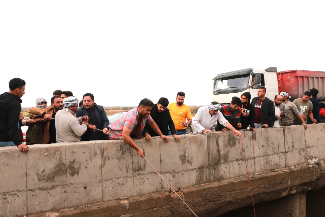 سقوط پراید در کانال آب جاده آبادان به اهواز