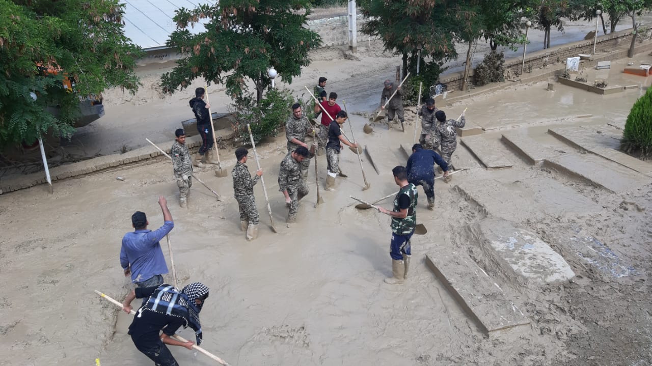 امدادرسانی مسئولین شهرستان ملارد در مناطق سیل زده فیروزکوه 