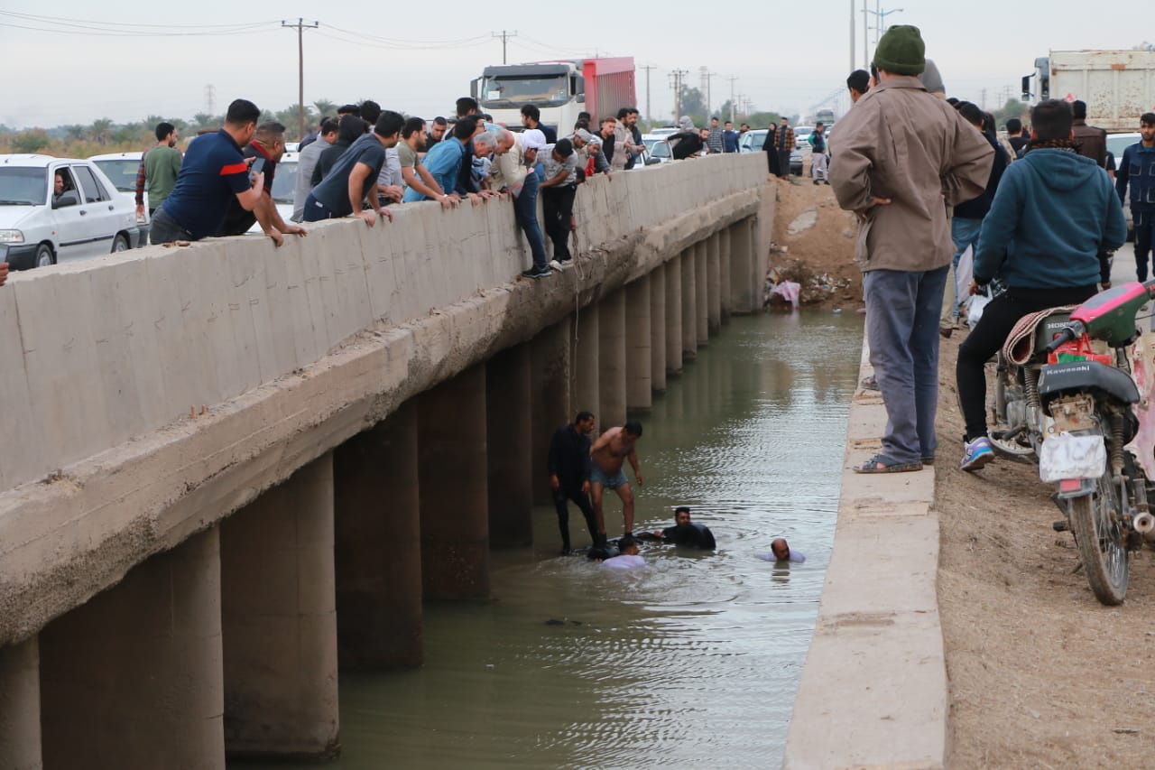 سقوط پراید در کانال آب جاده آبادان به اهواز