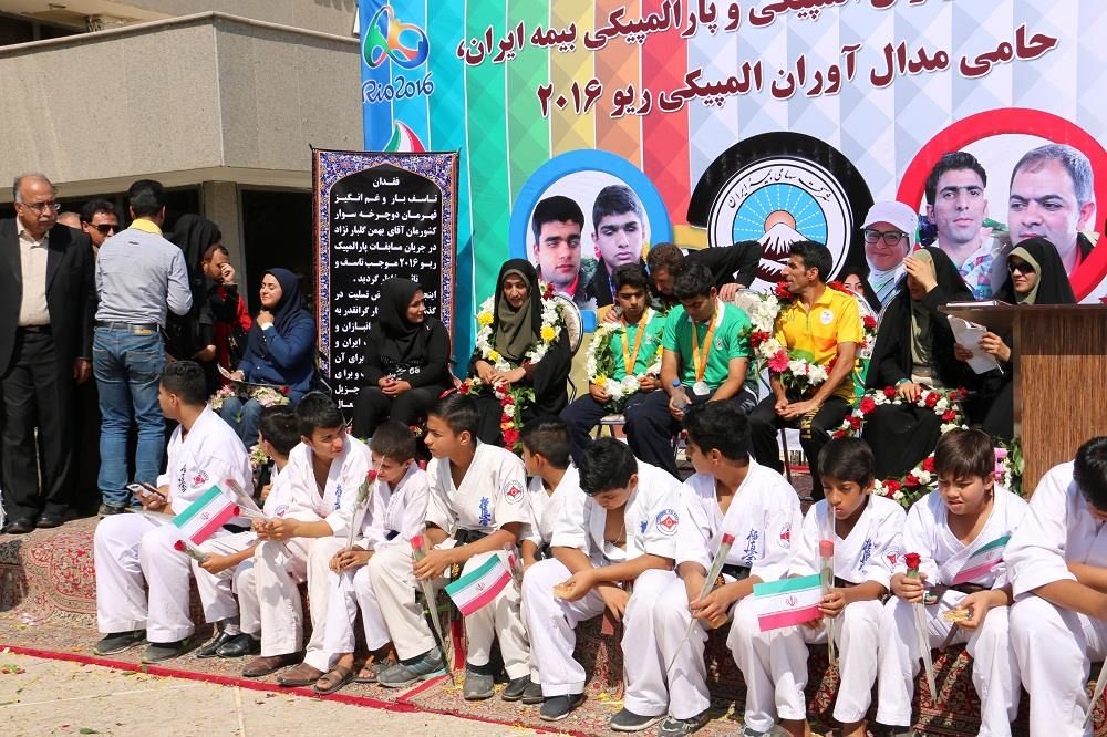 استقبال از ورزشکاران پارالمیپیکی کرمانی توسط مردم و مسئولین در فرودگاه کرمان