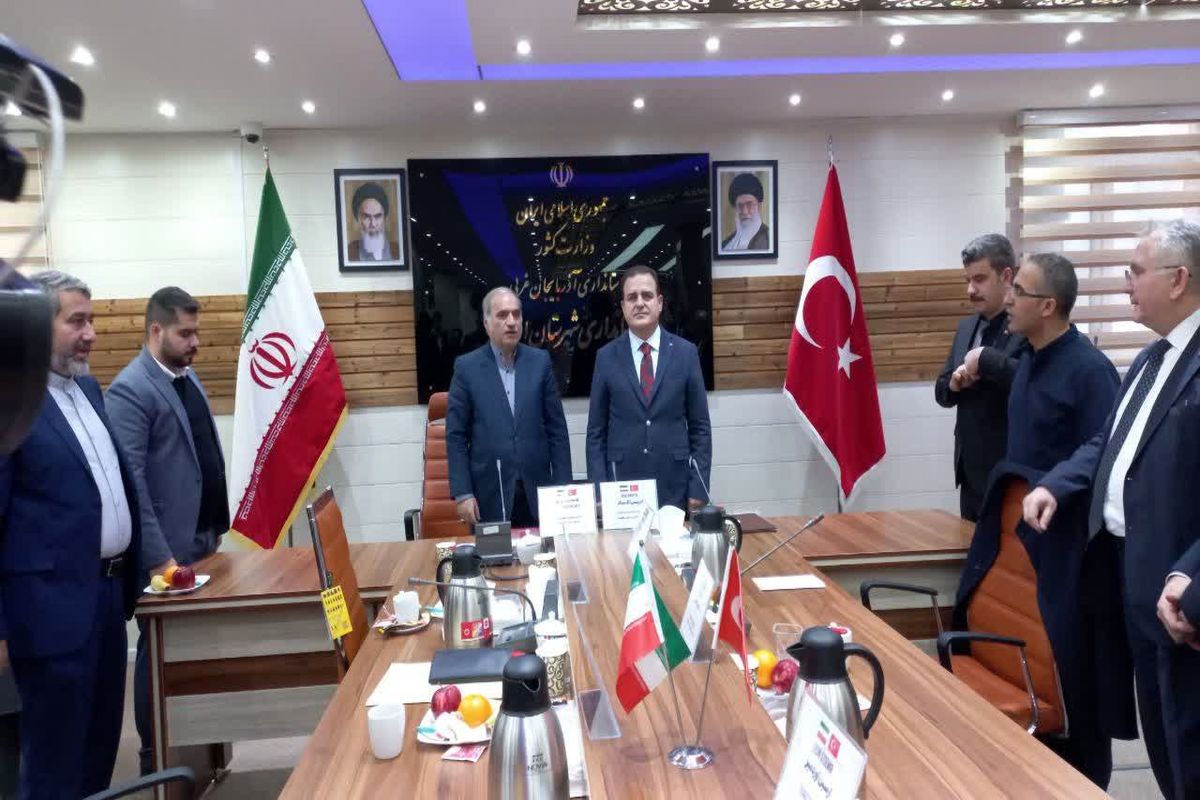 فرماندار ارومیه در دیدار با والی حکاری ترکیه: از توسعه روابط متقابل استقبال می‌کنیم