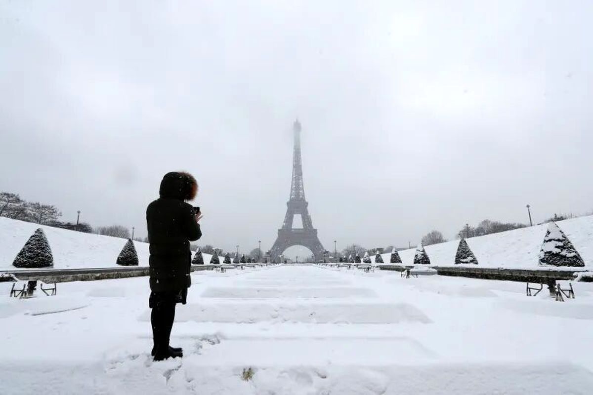 فرانسه، زمستان سخت را چگونه پشت سر می‌گذارد؟/ از اعطای کوپن انرژی به 38 میلیون نفر تا کاهش 50 درصدی روشنایی 