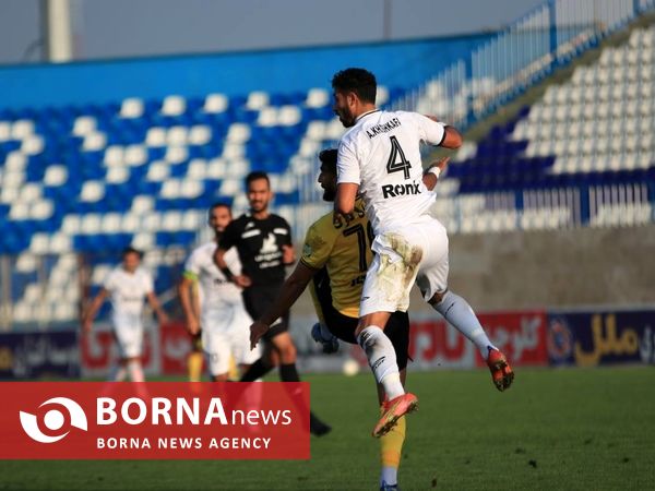 دیدار تیم های فوتبال ملوان  بندرانزلی _ سپاهان اصفهان