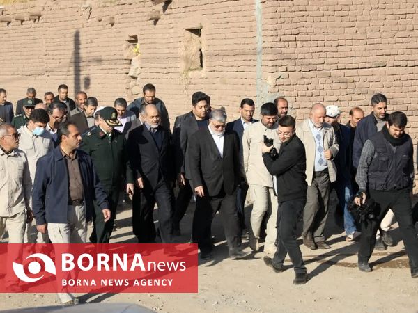 بازدید وزیر کشور از روند بازسازی مناطق زلزله زده خوی 