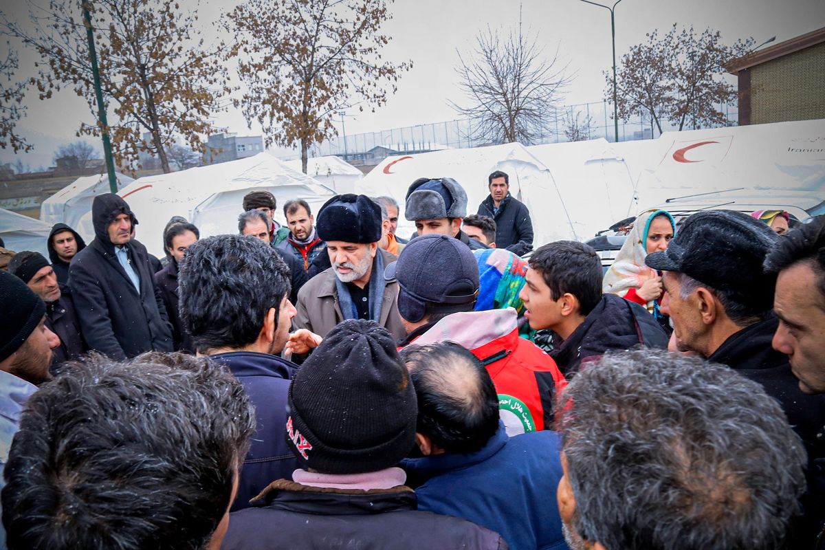 حضور میدانی استاندار آذربایجان شرقی و مدیران ستاد بحران استان در میان زلزله‌زدگان شهرستان خوی