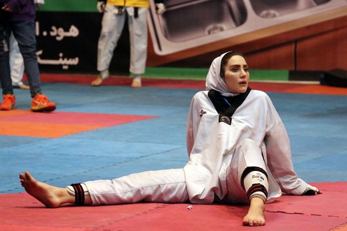 دور افتخار بانوی تکواندوکار با پرچم ایران+ عکس