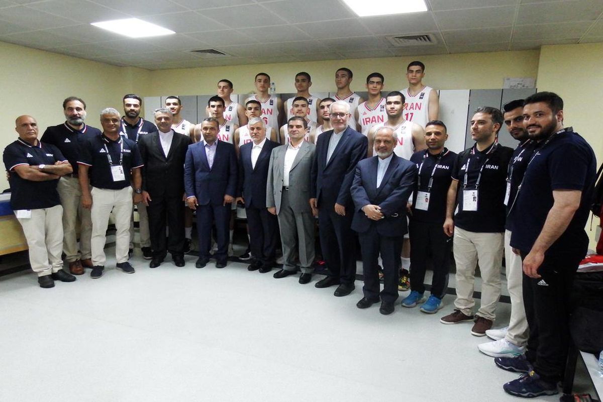 حضور وزیر ورزش و جوانان در رختکن تیم ملی بسکتبال نوجوانان
