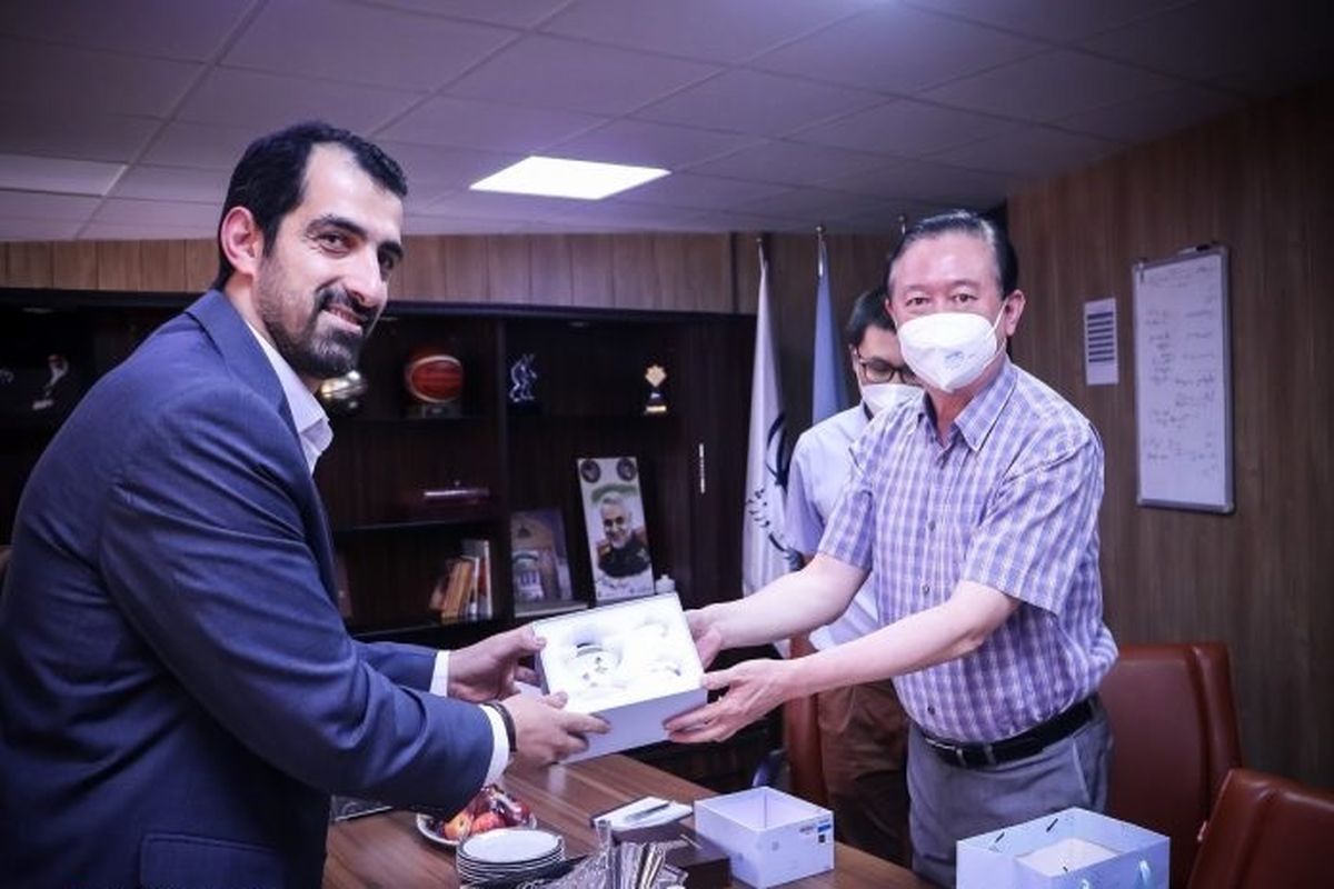 دیدار سفیر چین در ایران با رئیس فدراسیون بسکتبال و هدیه به حامد حدادی
