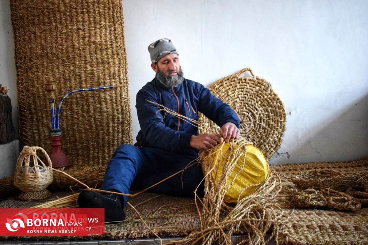 ساخت صنایع دستی با کاه در کشمیر