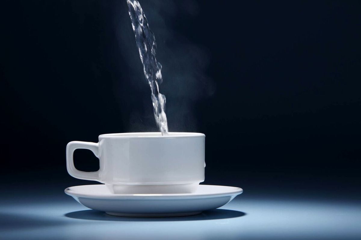 ۵ فایده شگفت‌انگیز نوشیدن آب گرم 