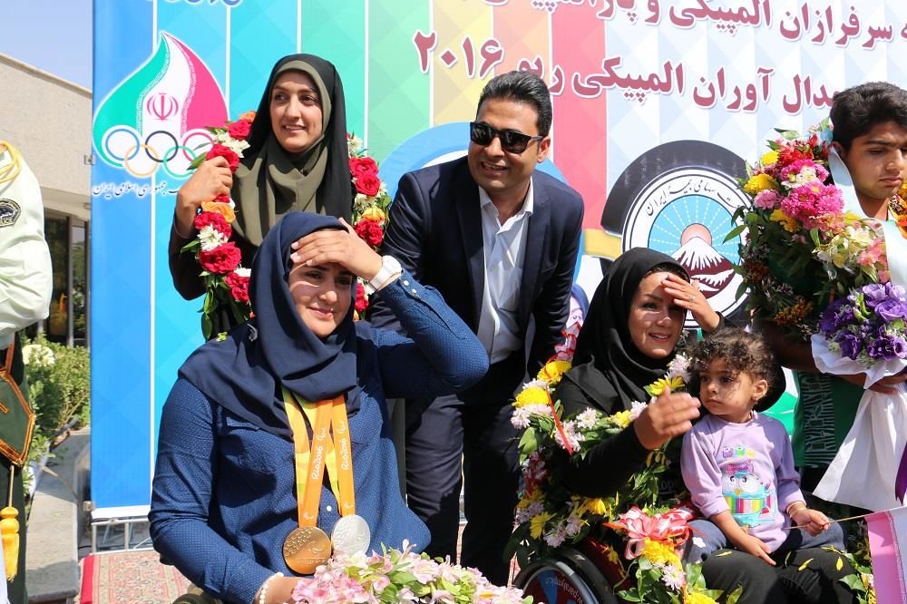 استقبال از ورزشکاران پارالمیپیکی کرمانی توسط مردم و مسئولین در فرودگاه کرمان