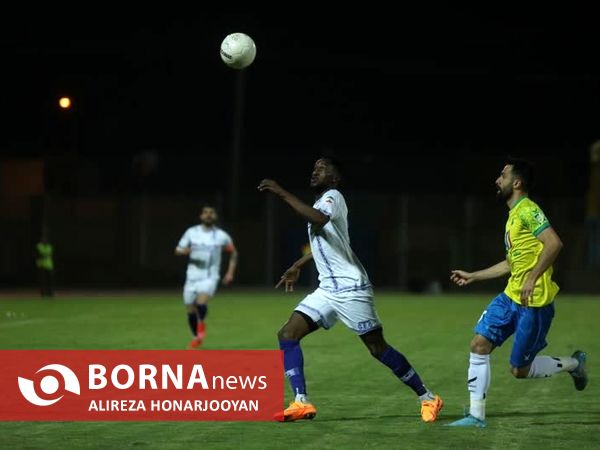 دیدار تیم های فوتبال صنعت نفت  - گل گهر