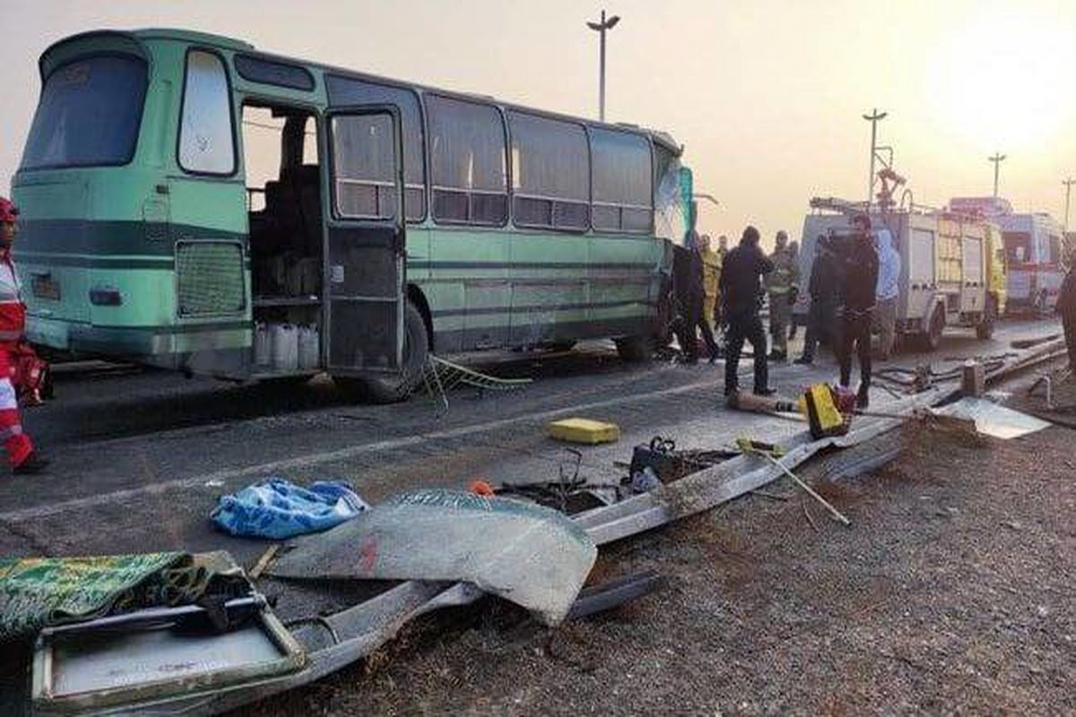 یک فوتی و 11 بدحال در اثر تصادف نزدیک فرودگاه امام/ دلیل حادثه: برخورد اتوبوس دوم از پشت به اتوبوس اول
