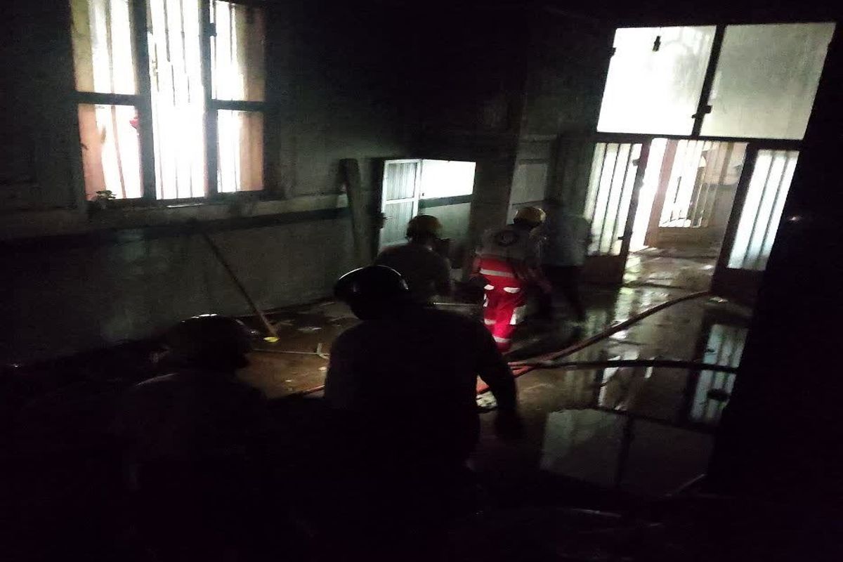 اعزام تیم های واکنش سریع هلال‌احمر به محل آتش سوزی جنب بیمارستان آریا اهواز / شهروندان اخبار را از رسانه های معتبر دنبال کنند