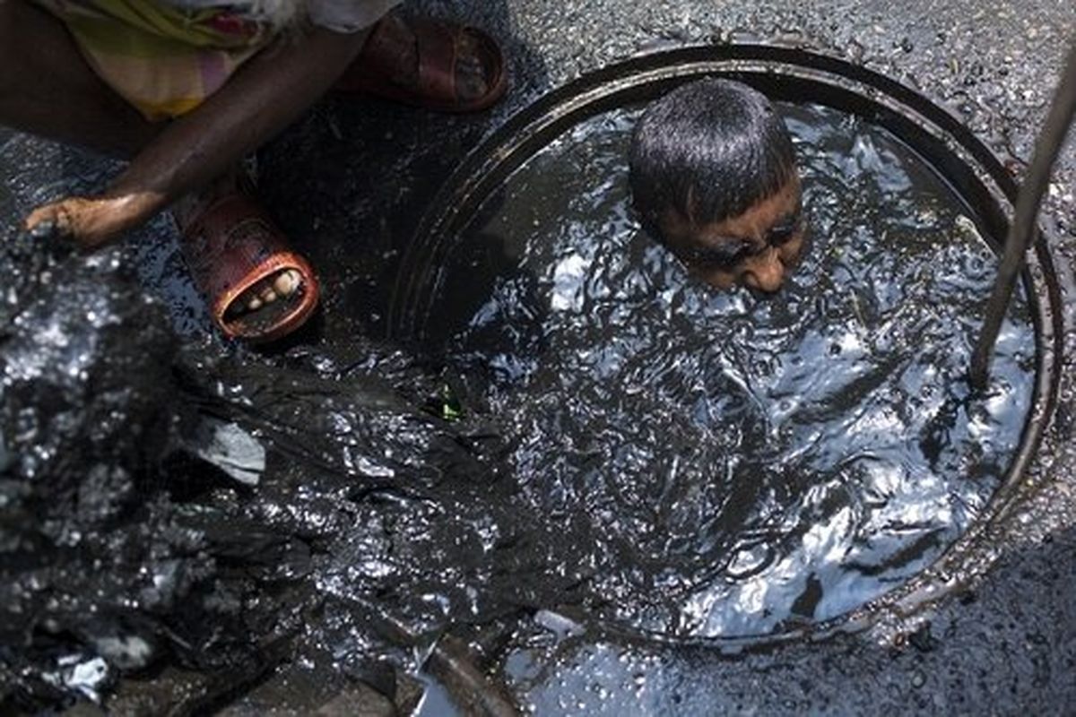 Самого грязного человека. Чистильщик канализации в Бангладеш. Чистильщик канализации в Индии. Индия Неприкасаемые чистильщик канализации. Канализационные ныряльщики в Индии.
