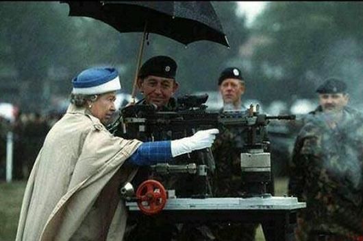 ملکه انگلستان در حال تیراندازی